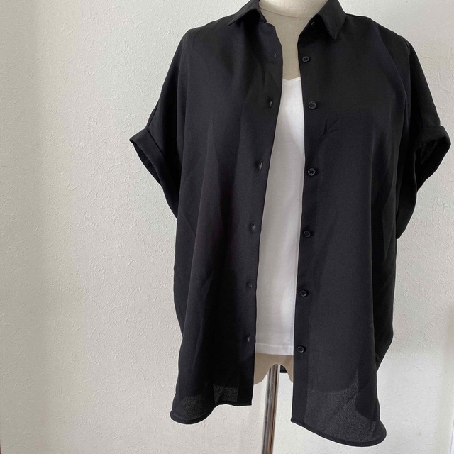 GU(ジーユー)のGU  エアリーシャツ(半袖) 黒　XLサイズ　美品 レディースのトップス(シャツ/ブラウス(半袖/袖なし))の商品写真