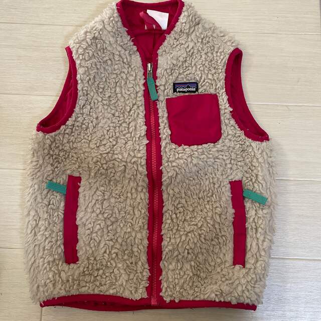 patagonia(パタゴニア)のパタゴニア  ベスト　ピンク　4T キッズ/ベビー/マタニティのキッズ服女の子用(90cm~)(ジャケット/上着)の商品写真