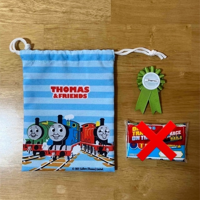 THOMAS(トーマス)のトーマス巾着・限定バッジセット エンタメ/ホビーのおもちゃ/ぬいぐるみ(キャラクターグッズ)の商品写真