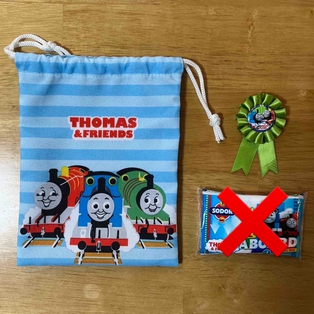 THOMAS(トーマス)のトーマス巾着・限定バッジセット エンタメ/ホビーのおもちゃ/ぬいぐるみ(キャラクターグッズ)の商品写真