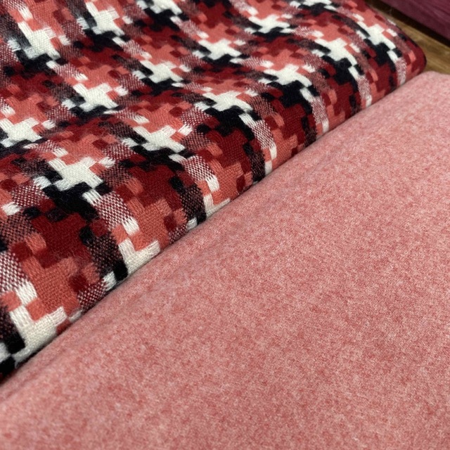 新品　大判ストール2枚　赤、ピンク系 レディースのファッション小物(ストール/パシュミナ)の商品写真