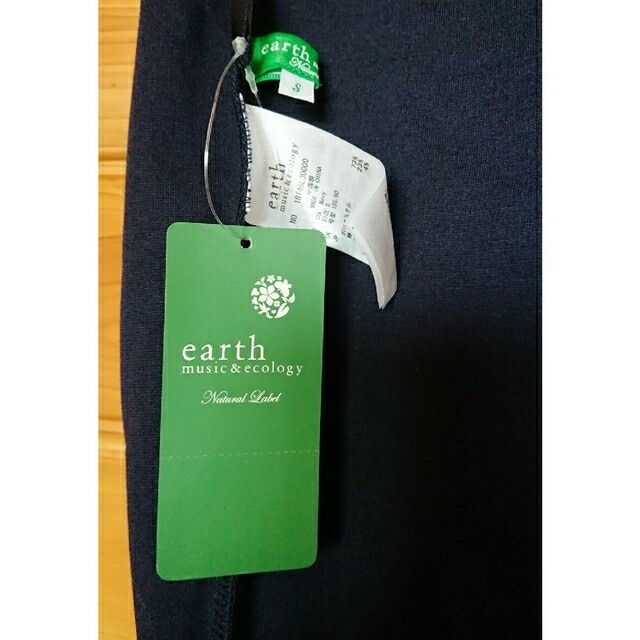 earth music & ecology(アースミュージックアンドエコロジー)の【新品未使用】earth music&ecology  ポンチタイトスカート レディースのスカート(ひざ丈スカート)の商品写真