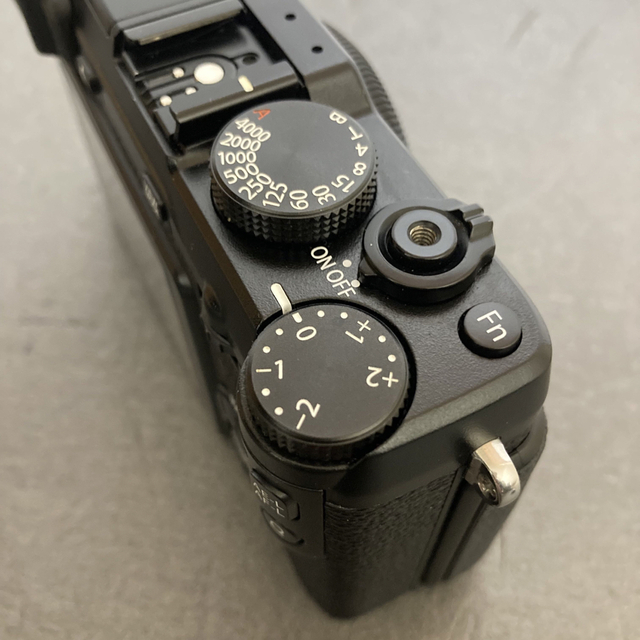 富士フイルム(フジフイルム)のFUJIFILM X-E1 レンズキット ブラック スマホ/家電/カメラのカメラ(ミラーレス一眼)の商品写真