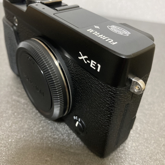 富士フイルム(フジフイルム)のFUJIFILM X-E1 レンズキット ブラック スマホ/家電/カメラのカメラ(ミラーレス一眼)の商品写真