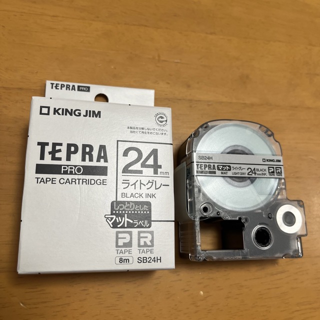 テプラプロ　テープカートリッジ　24mm ライトグレー　未使用品 インテリア/住まい/日用品の文房具(テープ/マスキングテープ)の商品写真