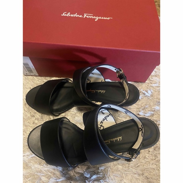 新品　フェラガモ　黒　サンダル　8.5 Salvatore Ferragamo レディースの靴/シューズ(サンダル)の商品写真