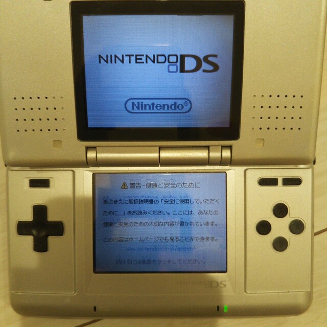 ニンテンドーDS(ニンテンドーDS)の良品⭐️初代ds本体♪シルバー。タッチペン付き。動作OK♪アルコール除菌済み！ エンタメ/ホビーのゲームソフト/ゲーム機本体(携帯用ゲーム機本体)の商品写真