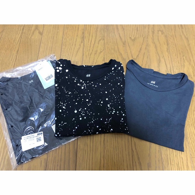 H&M(エイチアンドエム)の【新品・1回着用】H&M コットン Tシャツ 3枚（120） キッズ/ベビー/マタニティのキッズ服男の子用(90cm~)(Tシャツ/カットソー)の商品写真