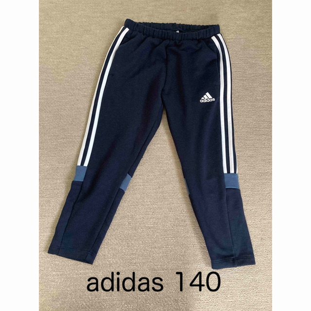 adidas(アディダス)のadidasパンツ キッズ/ベビー/マタニティのキッズ服男の子用(90cm~)(パンツ/スパッツ)の商品写真