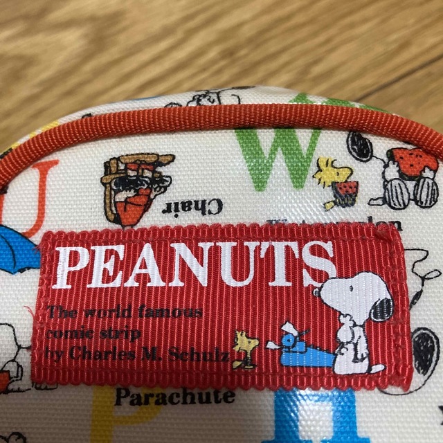 SNOOPY(スヌーピー)のSNOOPYスヌーピー　PEANUTS可愛いコーティングポーチ　漫画柄 エンタメ/ホビーのおもちゃ/ぬいぐるみ(キャラクターグッズ)の商品写真