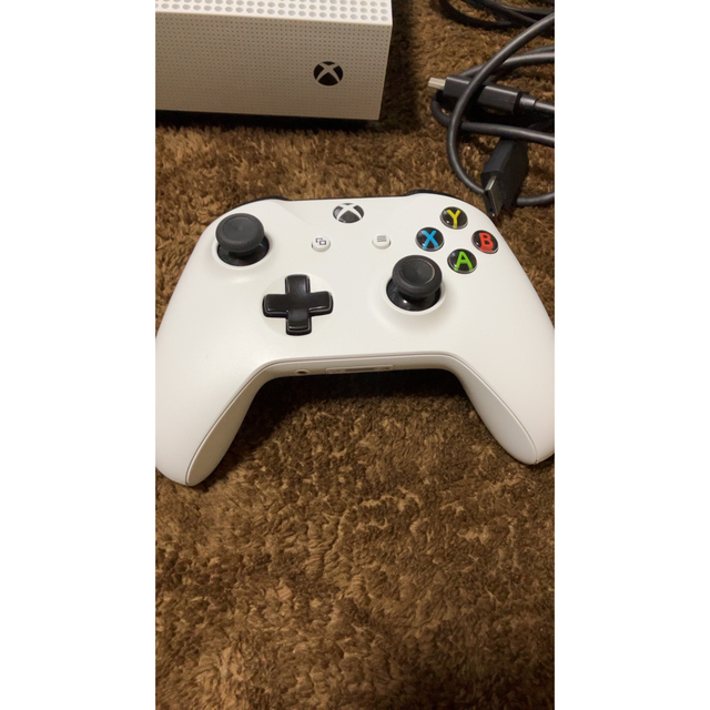 Microsoft(マイクロソフト)のMicrosoft Xbox One S 1TB エンタメ/ホビーのゲームソフト/ゲーム機本体(家庭用ゲーム機本体)の商品写真