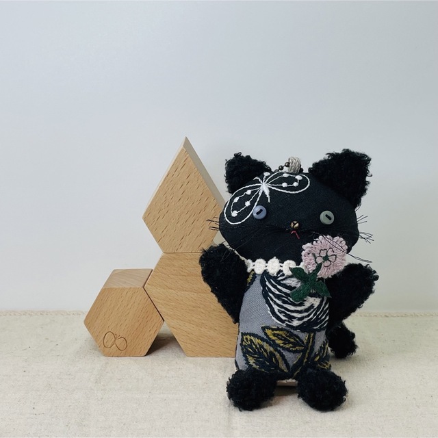 mina perhonen(ミナペルホネン)の︎︎◌ミナペルホネン 生地使用︎︎◌ネコちゃんバッグチャーム(ブラック) ハンドメイドのぬいぐるみ/人形(ぬいぐるみ)の商品写真