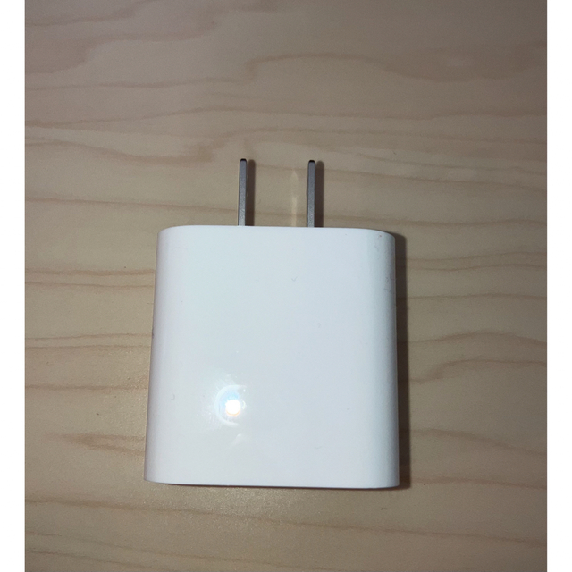 Apple(アップル)の【新品未使用】APPLE USB-C電源アダプタ MHJA3AM/A 20w純正 スマホ/家電/カメラの生活家電(変圧器/アダプター)の商品写真