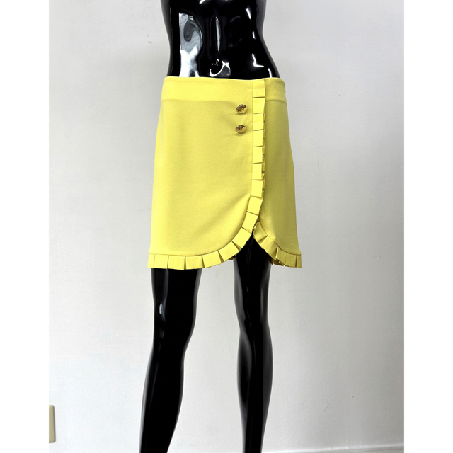 RINASCIMENTO(リナシメント)の新品未使用　フリルスカート　ラップデザイン　ゴールドボタン　イタリアインポート レディースのスカート(ミニスカート)の商品写真