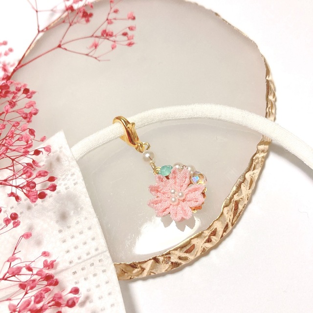 つまみ細工　桜のチャーム　ハンドメイド ハンドメイドのアクセサリー(チャーム)の商品写真