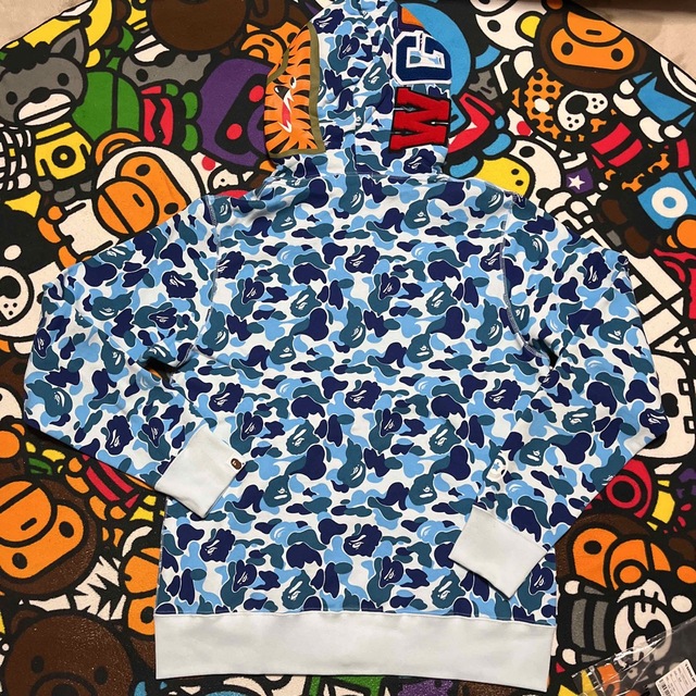 A BATHING APE(アベイシングエイプ)のAPE BAPE KAWS SHARK HOODIE シャークパーカー　CAMO メンズのトップス(パーカー)の商品写真