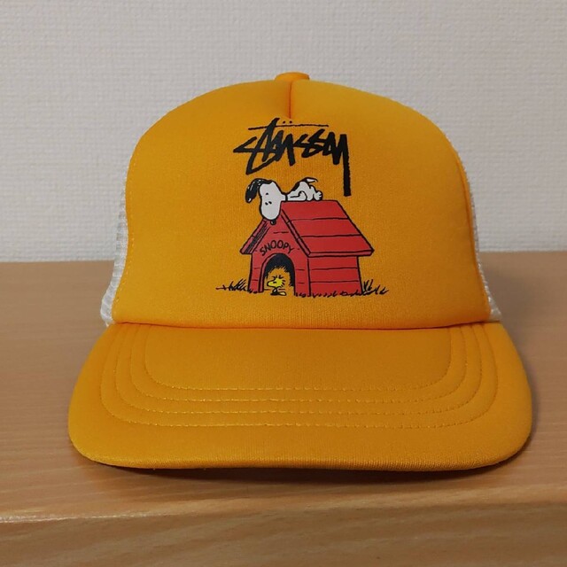 STUSSY(ステューシー)のコラボ☆黄色×白スヌーピーpeanutsメッシュキャップ犬小屋STUSSYキッズ キッズ/ベビー/マタニティのこども用ファッション小物(帽子)の商品写真