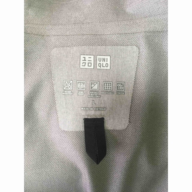 UNIQLO(ユニクロ)のユニクロ ブロックテックパーカー グレー Lサイズ メンズのジャケット/アウター(マウンテンパーカー)の商品写真