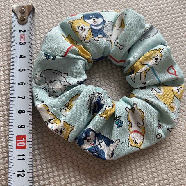 送料込み♡1個350円♡可愛い♡水色♡柴犬柄のシュシュ♡の通販 by みもみあ's shop|ラクマ