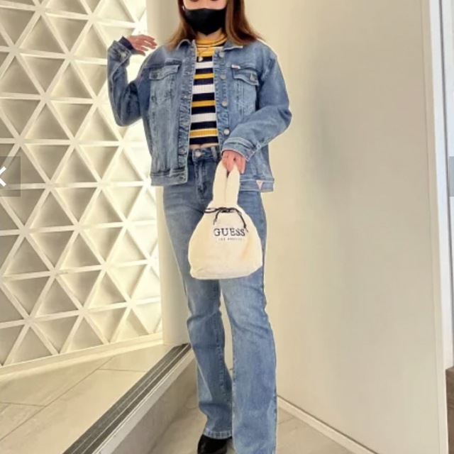 GUESS(ゲス)の[GUESS] FAUX Fur Bucket Bag ホワイト レディースのバッグ(トートバッグ)の商品写真