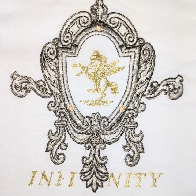 Infinity(インフィニティ)の☆ INFINITY  ホワイトデザインシャツ ゴールド×シルバー光沢 ロゴ刺繍 メンズのトップス(シャツ)の商品写真