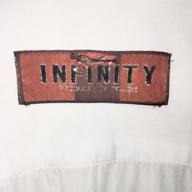 Infinity(インフィニティ)の☆ INFINITY  ホワイトデザインシャツ ゴールド×シルバー光沢 ロゴ刺繍 メンズのトップス(シャツ)の商品写真