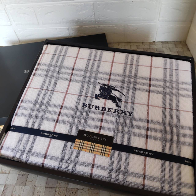 BURBERRY(バーバリー)の新品未使用　バーバリーBURBERRY 綿毛布·タオルシーツ インテリア/住まい/日用品の寝具(シーツ/カバー)の商品写真