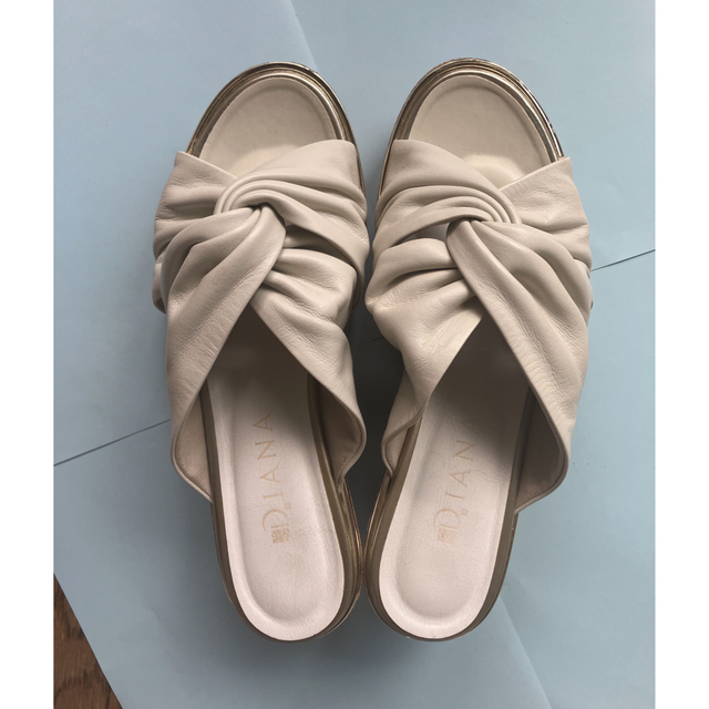 DIANA(ダイアナ)のDIANA ダイアナ ウェッジミュール サンダル 白 オフホワイト レディースの靴/シューズ(サンダル)の商品写真