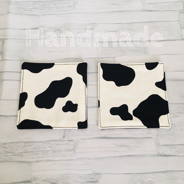 牛柄ホルスタインコースター２枚セット（白×黒） ハンドメイドのキッズ/ベビー(外出用品)の商品写真