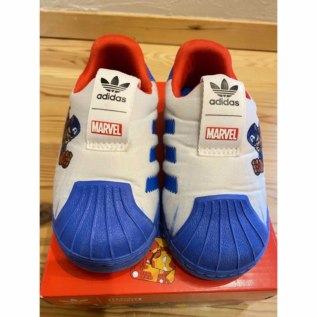 adidas(アディダス)のadidas MARVEL スニーカー　キッズ　12センチ　大きめ　箱あり キッズ/ベビー/マタニティのベビー靴/シューズ(~14cm)(スニーカー)の商品写真