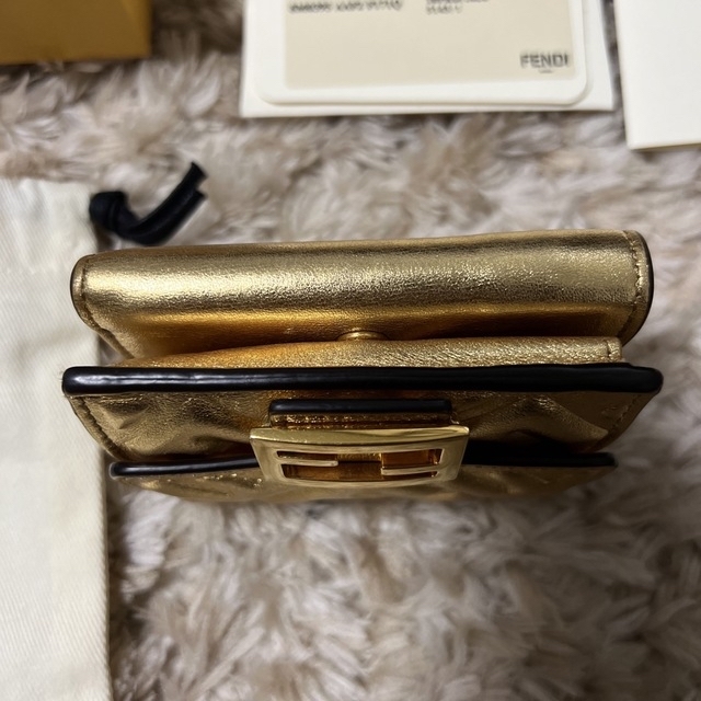FENDI - FENDI マイクロ トリフォールド ウォレット 財布 ゴールドの