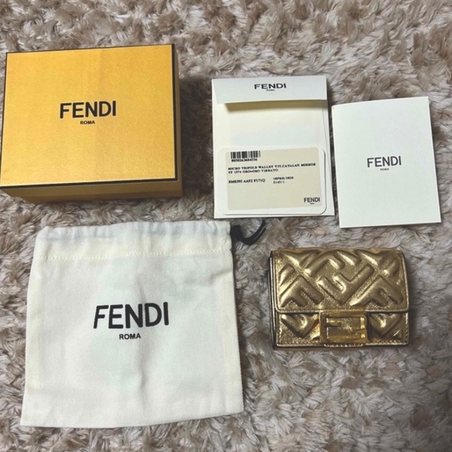 FENDI - FENDI マイクロ トリフォールド ウォレット 財布 ゴールドの