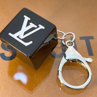 ルイヴィトン(LOUIS VUITTON)の【ルイヴィトン】キューブキーホルダー　ダークブラウンandシルバー(キーホルダー)