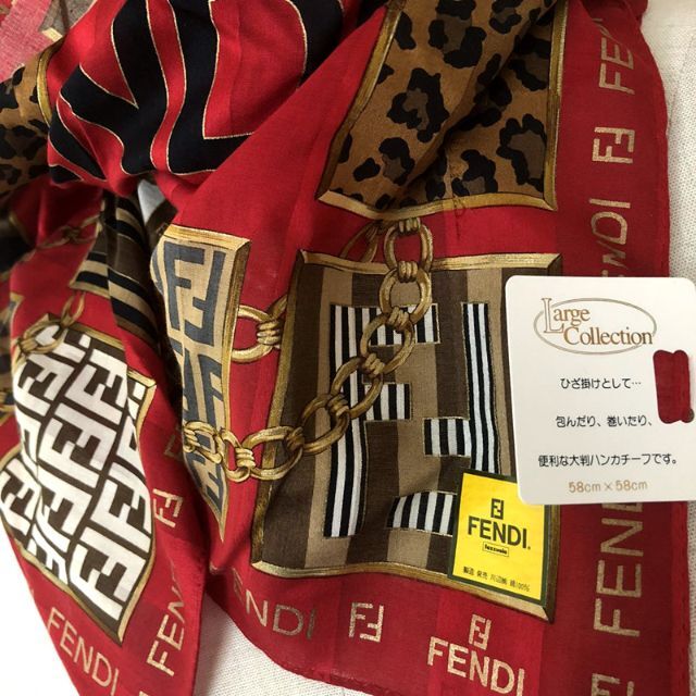 FENDI(フェンディ)の新品フェンディ定番ダブルズッカ柄FENDI英字ロゴ大判ハンカチミニスカーフ膝掛け レディースのファッション小物(ハンカチ)の商品写真