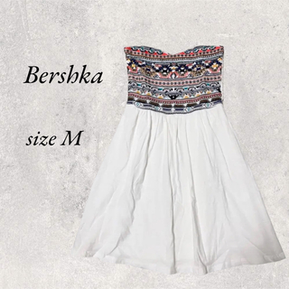ベルシュカ(Bershka)のBershka  刺繍白ベアトップ　トップス　size M(ベアトップ/チューブトップ)