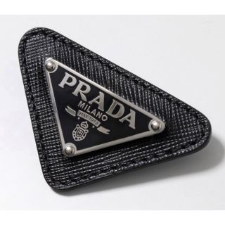 試着のみ未使用 PRADA 22AW ロゴプレート トライアングル ピン