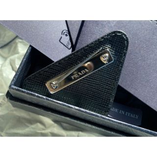 試着のみ未使用 PRADA 22AW ロゴプレート トライアングル ピン