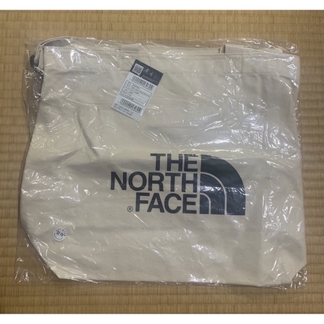 THE NORTH FACE(ザノースフェイス)の韓国ノースフェイスホワイトレーベル大容量ロゴショルダーバッグトートバッグホワイト メンズのバッグ(ショルダーバッグ)の商品写真