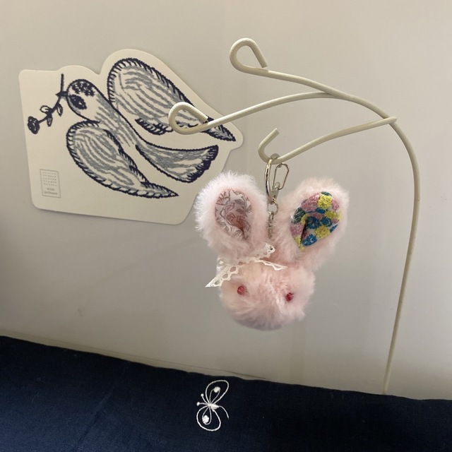 mina perhonen(ミナペルホネン)のハンドメイド ミナペルホネン 春色 もこうさチャーム ピンク ハンドメイドのぬいぐるみ/人形(ぬいぐるみ)の商品写真