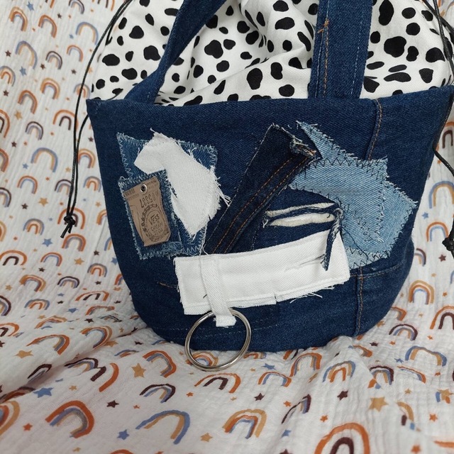 ブルーデニム&ホワイトデニム　丸底巾着トートバッグ ハンドメイドのファッション小物(バッグ)の商品写真
