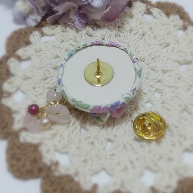 ピンブローチ 小さなお花 つまみ細工 ローズクォーツ ハンドメイドのアクセサリー(コサージュ/ブローチ)の商品写真