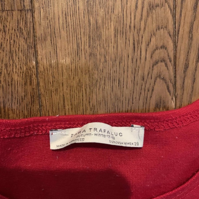 ZARA(ザラ)のZARA トップス　赤　フレア　七分丈 レディースのトップス(カットソー(長袖/七分))の商品写真