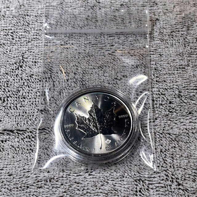 🌺メイプルリーフ銀貨☀️1オンス(31.1g)2022年新品未開封 エンタメ/ホビーの美術品/アンティーク(その他)の商品写真
