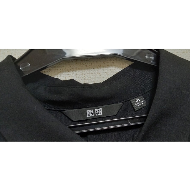UNIQLO(ユニクロ)のブラック　両脇下スリット入りシャツ(3L) レディースのトップス(シャツ/ブラウス(半袖/袖なし))の商品写真
