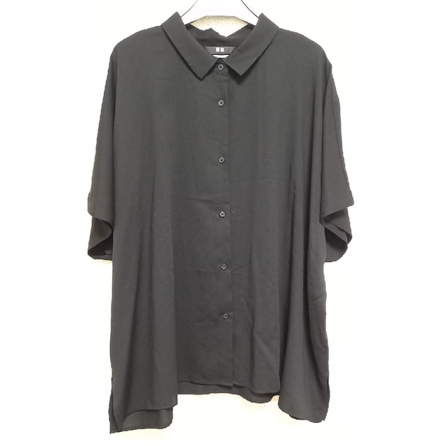 UNIQLO(ユニクロ)のブラック　両脇下スリット入りシャツ(3L) レディースのトップス(シャツ/ブラウス(半袖/袖なし))の商品写真