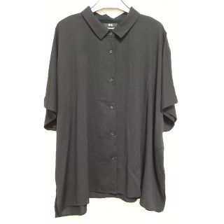 ユニクロ(UNIQLO)のブラック　両脇下スリット入りシャツ(3L)(シャツ/ブラウス(半袖/袖なし))