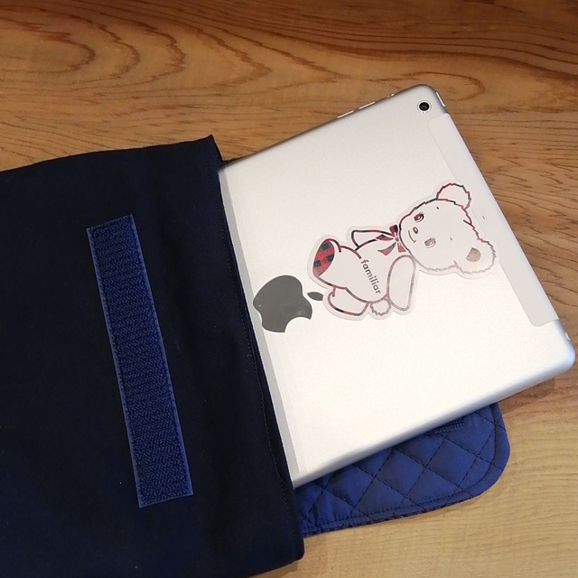 【限定ワッペン】ファミリア　青チェック　　　　タブレットケース　　iPadケース ハンドメイドのキッズ/ベビー(外出用品)の商品写真