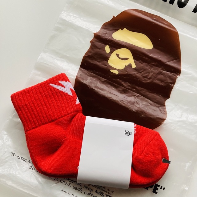 A BATHING APE(アベイシングエイプ)のk4様専用 新品 A BATHING APE キッズ 靴下 赤 L キッズ/ベビー/マタニティのこども用ファッション小物(靴下/タイツ)の商品写真