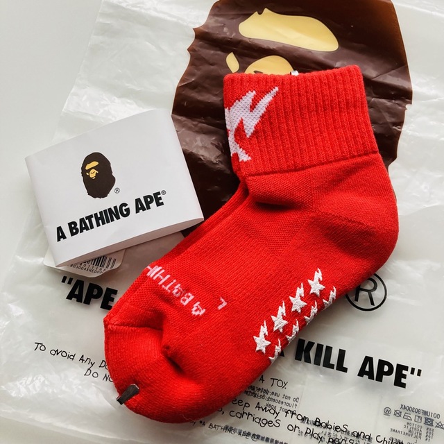 A BATHING APE(アベイシングエイプ)のk4様専用 新品 A BATHING APE キッズ 靴下 赤 L キッズ/ベビー/マタニティのこども用ファッション小物(靴下/タイツ)の商品写真