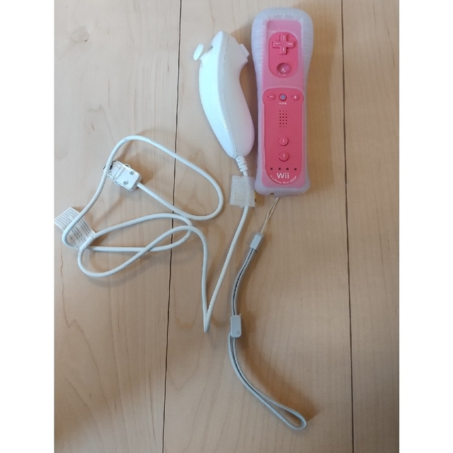 Wii(ウィー)のwii リモコン（ピンク）とヌンチャク エンタメ/ホビーのゲームソフト/ゲーム機本体(その他)の商品写真